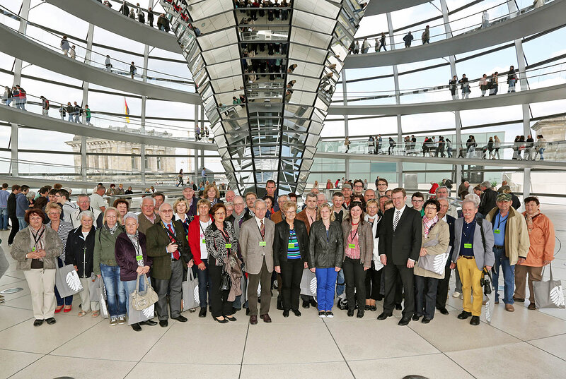 Reinhard Brandl mit seinen Gästen auf der Glaskuppel des Reichstagsgebäudes