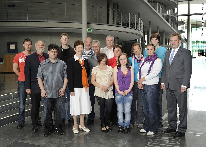Reinhard Brandl mit den Gästen des Kopling-Bildungswerkes