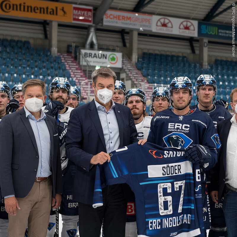 Eishockey, DEL, 02.09.2021, Markus Söder meets ERC Ingolstadt. Im Bild Beiratsvorsitzender der ERC Ingolstadt Eishockeyclub GmbH Jürgen ARNOLD, Abgeordneter der CSU Alfred GROB, Ministerpräsident des Freistaates Bayern und CSU-Vorsitzender Dr. Markus Thomas Theodor SÖDER (Soeder Soder), Fabio WAGNER (ERC Ingolstadt, 5) und Dr. Reinhard BRANDL CSU Trikoübergabe.Fotocredit: ERC Ingolstadt/Markus Fischer Passion2Press.de, Togostr. 30, 81827 München- Tel +49 (0)172 890 91 05- mail@Passion2Press.de- www.Passion2Press.de- Veröffentlichung nur mit Urheberangabe gegen Honorar gestattet und Belegexemplar erbeten*** Foto nur für redaktionelle Verwendung - no model release!
