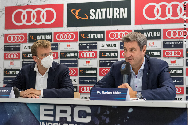 Ministerpräsident Dr. Markus Söder und Eishockey-Fan bei der anschließenden Pressekonferenz.