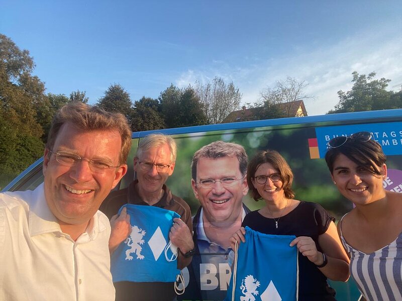 Reinhard Brandl mit seinen Helfern in Köching; Foto: S. Schmidt