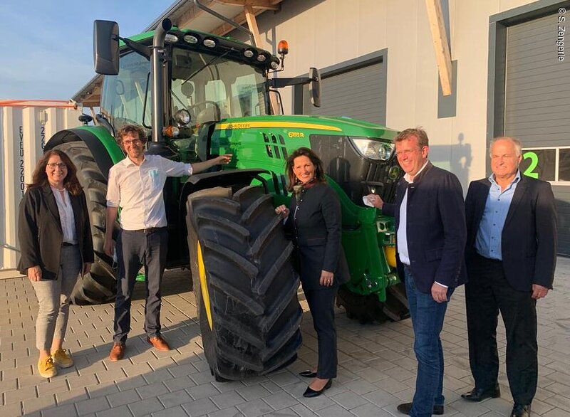 Regineering wertet auch Feldtest mit Traktoren aus: MdL Tanja Schorer-Dremel, Geschäftsführer Stefan Innerhofer, Staatsminister Michaela Kaniber, MdB Dr. Reinhard Brandl und Bezirksrat Reinhard Eichiner.