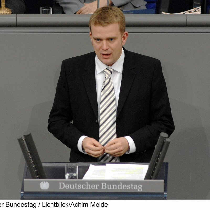 Dr. Reinhard Brandl, CDU/CSU, Bundestagsabgeordneter, Abgeordneter, Mitglied des Deutschen Bundestages, MdB, Rede, Deutscher Bundestag, 9. Sitzung, ZP 3 Aktuelle Stunde, Thema: Bildungsproteste nicht aussitzen - Hochschulgipfel vorziehen.Rednerpult.Ordnungsnummer: 2310878Name: Brandl, ReinhardEreignis: Plenarsitzung, RednerGeb&auml;ude / Geb&auml;udeteil : Reichstagsgeb&auml;ude, PlenarsaalNutzungsbedingungen: http://www.bundestag.de/bildnutzEs werden nur einfache Nutzungsrechte einger&auml;umt, die ein Recht zur Weitergabe der Nutzungsrechte an Dritte ausschlie&szlig;en.