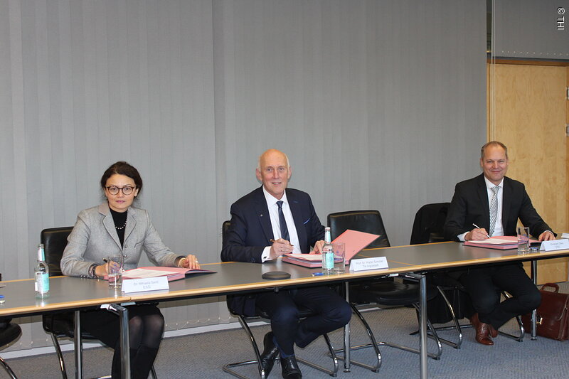 Dr. Mihaela Seidl (CFO der ESG), Prof. Dr. Walter Schober (Präsident THI) und Christoph Otten (CEO der ESG)