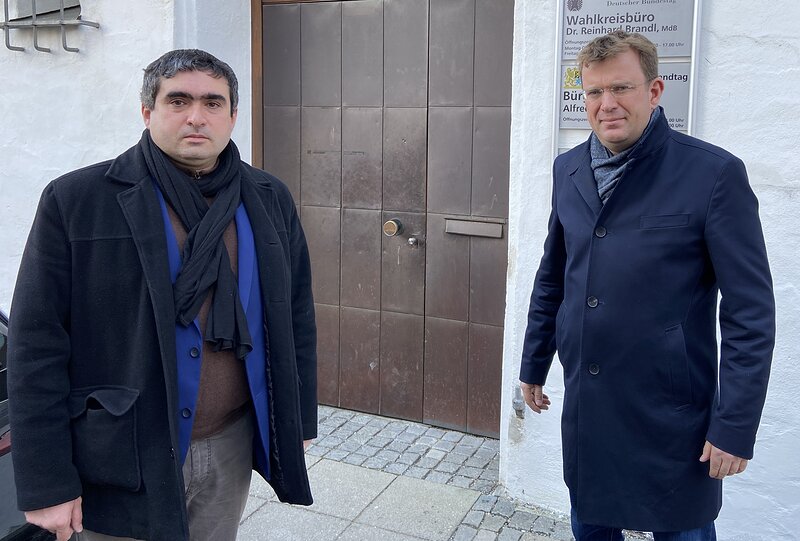 Vor der Kundgebung: Konsul Dmytro Shevchenko (links im Bild)  und der Bundestagsabgeordnete Dr. Reinhard Brandl führten ein vertrauliches Gespräch.