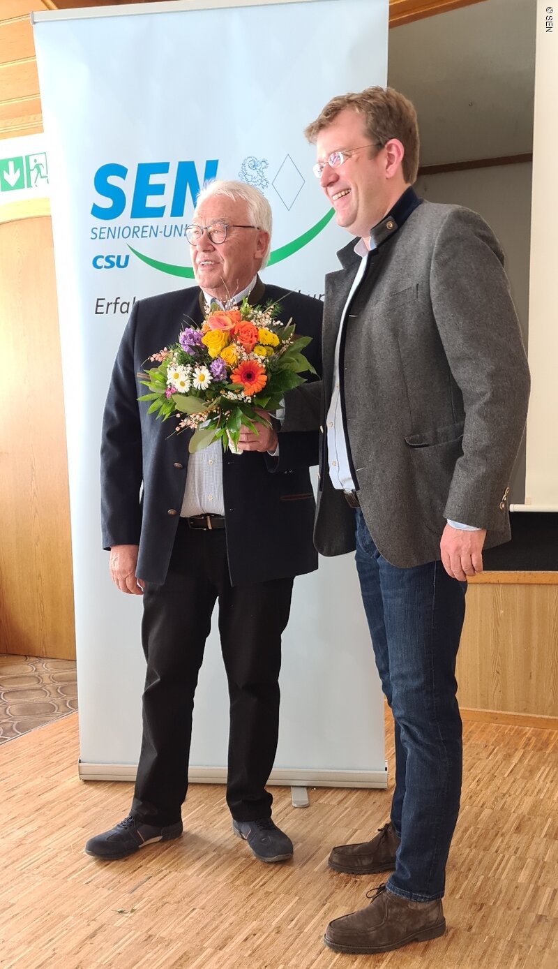 Glückwünsche zur Hochzeit: Kreisvorsitzender Fritz Müller überreichte dem Frischvermählten Blumen.