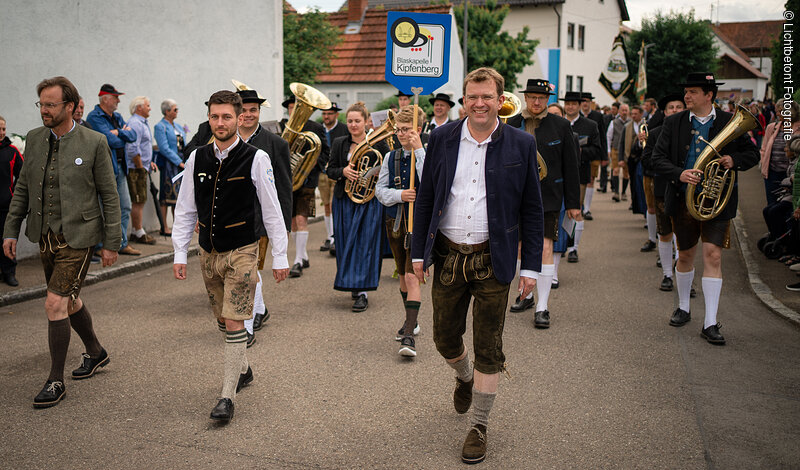 Mit an der Spitze des Festumzugs durch Eitensheim: Schirmherr Dr. Reinhard Brandl.