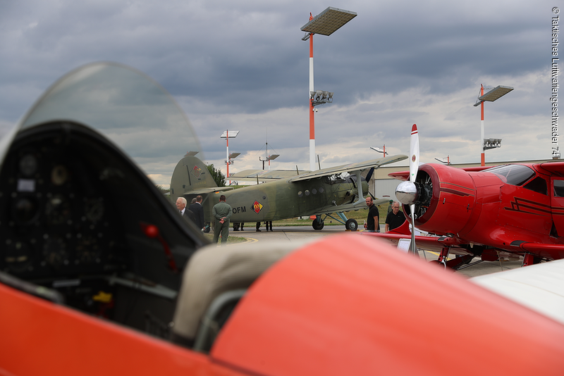 Sieben historische Luftfahrzeuge wurden anlässlich des Jubiläums ausgestellt.