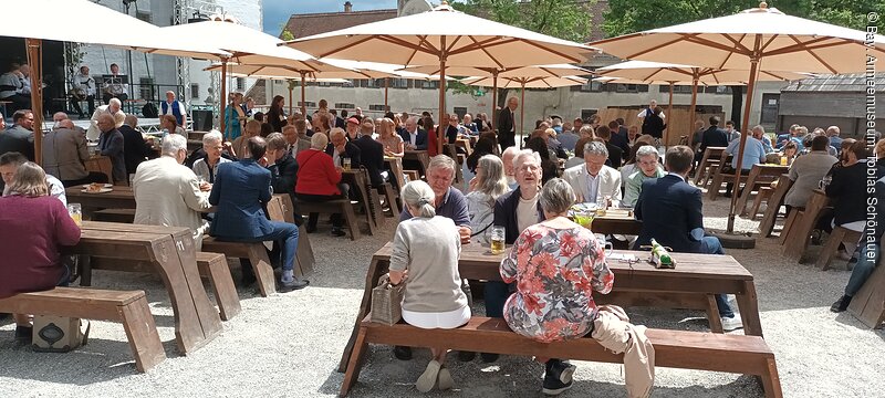 "Volles Haus" im Innenhof des Armeemuseums.