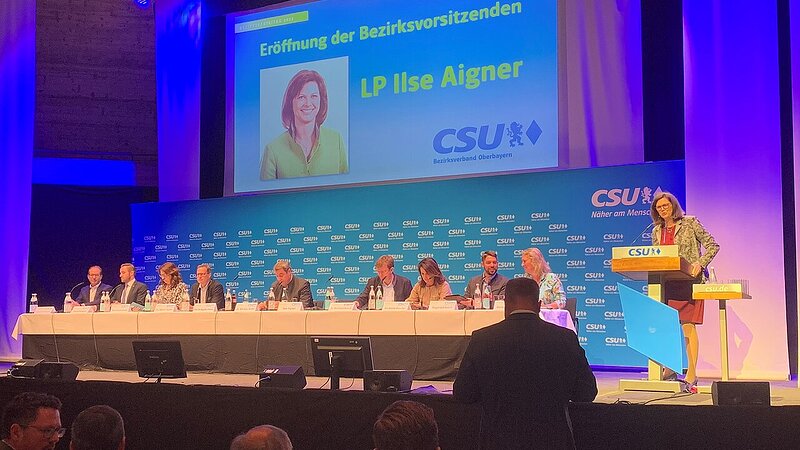 Ilse Aigner, Vorsitzende der CSU Oberbayern, eröffnete den Parteitag im Festsaal des Ingolstädter Theaters.
