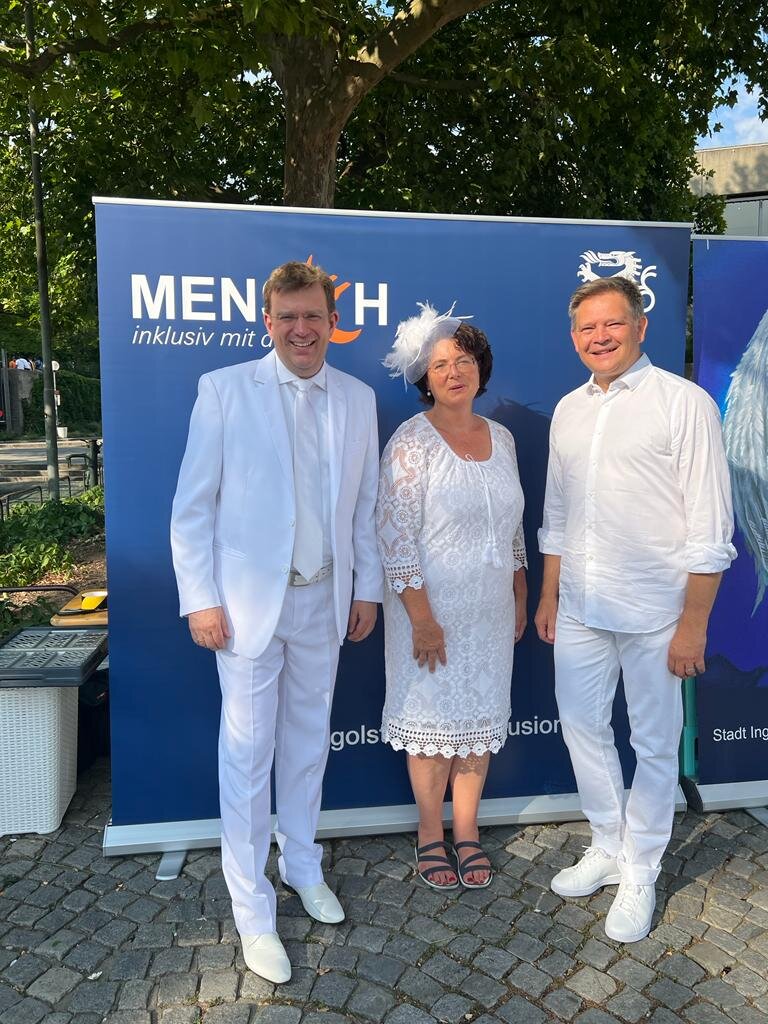 Ganz in Weiß (von links nach rechts): MdB Reinhard Brandl, Inge Braun, Inklusionsbeauftrage der Stadt Ingolstadt und der Landtagsabgeordnete Alfred Grob.