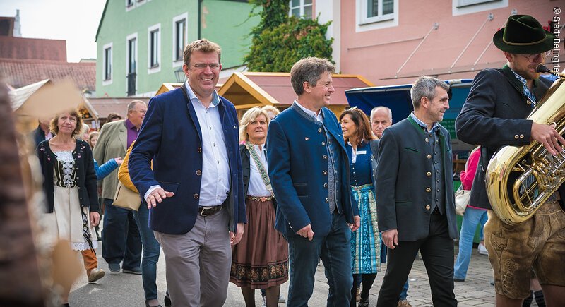 Mehr als 1000 Tage Pause: Endlich fand in Beilngries wieder Zwiebelmarkt statt. Zur feierlichen Eröffnung kam auch der Bundestagsabgeordnete Reinhard Brandl.