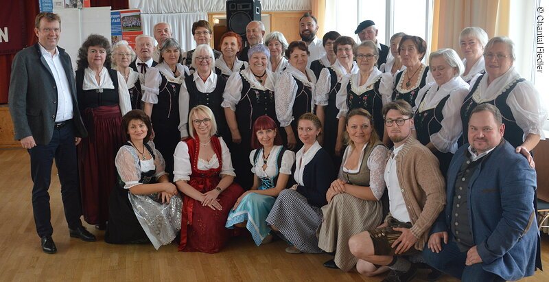 Verschiedene Chöre der Landsmannschaft der Deutschen aus Russland traten am Tag der Heimat auf. Links im Bild: Chorleiterin Ida Haag.