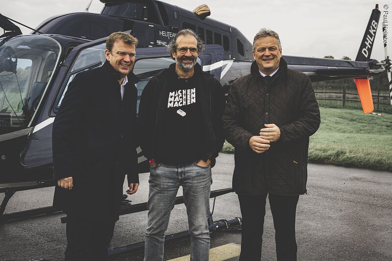 Große Freude bei allen Beteiligten: Der Bundestagsabgeordnete Dr. Reinhard Brandl (links im Bild), Dr. Franz Glatz, Geschäftsführer brigkAir,  und Staatssekretär Roland Weigert kamen mit dem Helikopter eingeflogen.