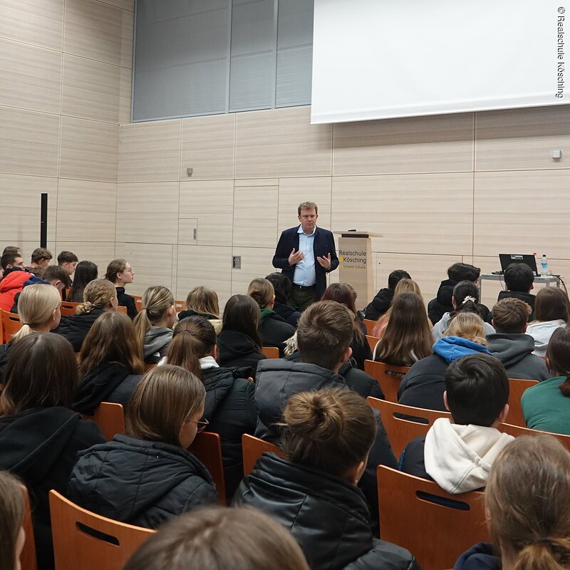 Deutschland im Fadenkreuz: Sicherheitspolitischer Vortrag an der Realschule Kösching