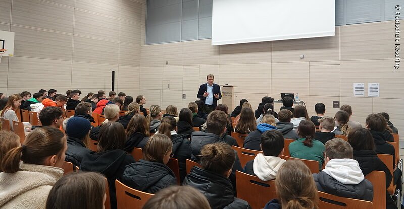 Sicherheitspolitischer Vortrag in der Turnhalle: Die Schülerinnen und Schüler hörten dem Politiker interessiert zu.