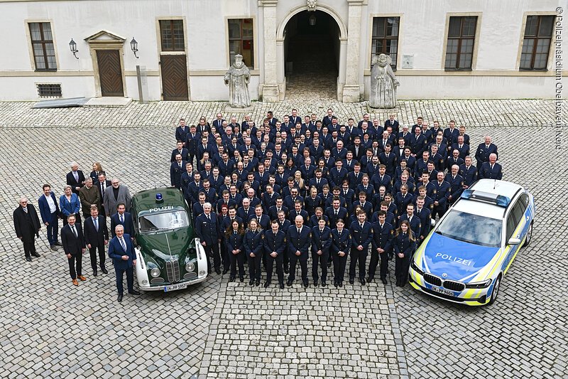 130 neuen Polizistinnen und Polizisten wurden im Neuburger Schloss begrüßt.