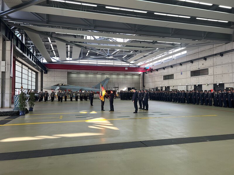 Rund 380 Gäste aus Militär, Politik und Gesellschaft waren auf dem Nato-Flugplatz Neuburg-Zell geladen.