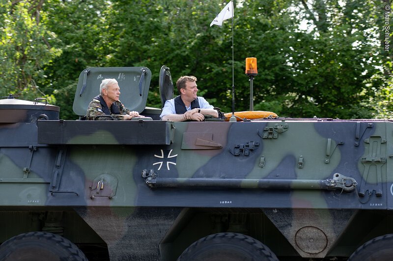 Mit Brigadegeneral Uwe Becker im Fuchs-Panzer