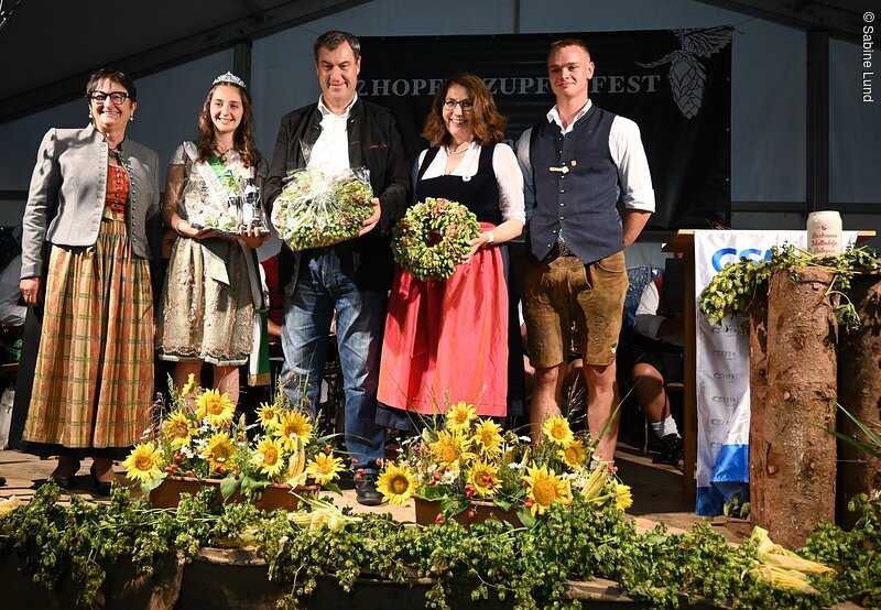 Abschlussbild mit der frisch gekürten Hopfenkönigin Lara Meyer: Ministerpräsident Markus Söder beim Hopfenzupferfest in Haunstetten.