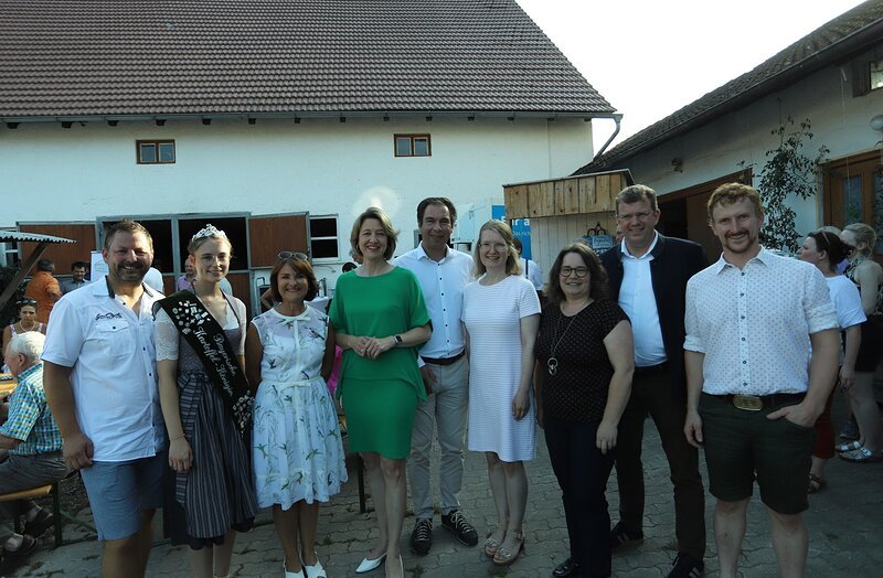 Die Bundestagsabgeordnete Anja Weißgerber (Vierte von links) besuchte den Schrufhof in Waidhofen.