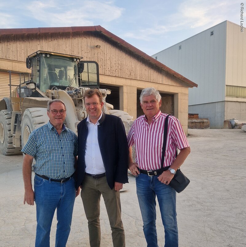 Machten sich vor Ort ein Bild: Karl Forster, Kreisvorsitzender der Senioren-Union Eichstätt, der Bundestagsabgeordnete Dr. Reinhard Brandl und Richard Lacher, stellvertretender Kreisvorsitzender der Senioren-Union Eichstätt.