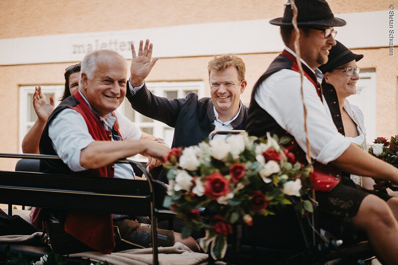 Bezirksrat Reinhard Eichiner und Reinhard Brandl, Bundestagsabgeordneter, waren Teil des Volksfestumzuges und genossen die Kutschfahrt.