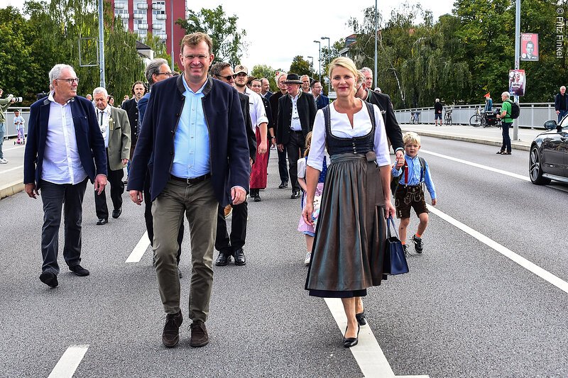 Der Bundestagsabgeordnete Reinhard Brandl führte gemeinsam Stefanie Geith, der Frau des Ingolstädter Oberbürgermeisters denn Festzug an.