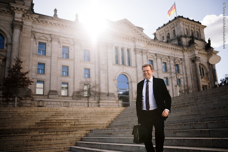 Dr. Brandl vor dem Reichstagsgebäude