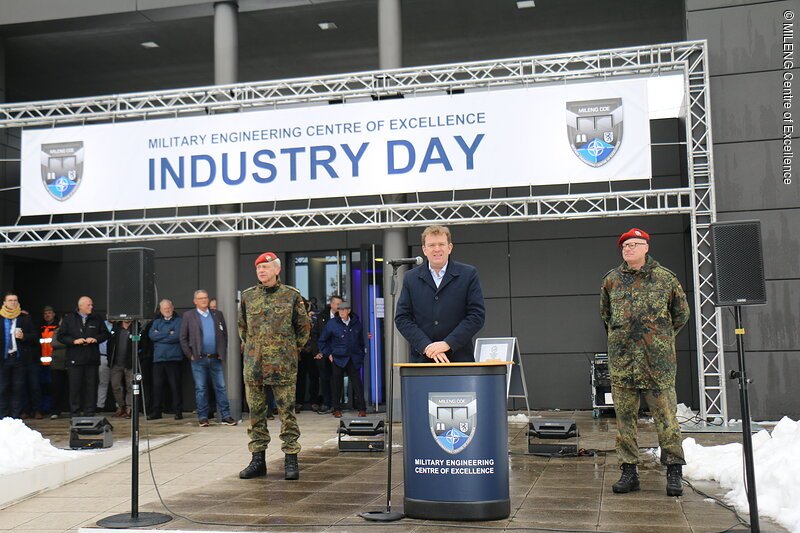 Brigadegeneral Uwe Becker, Kommandeur der Pionierschule in Ingolstadt, MdB Reinhard Brandl und Thorsten Ludwig, Oberst des Military Engineering Centre of Excellence, bei der Eröffnung des Industry Day.