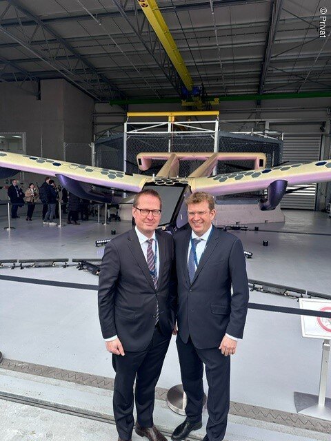 Prof. Georg Rosenfeld, Wirtschaftsreferent der Stadt Ingolstadt (rechts im Bild) und MdB Dr. Reinhard Brandl waren als Vertreter der Urban Air Mobility-Initiative der Region Ingolstadt bei der CityAirbus NextGen Präsentation vor Ort in Donauwörth.