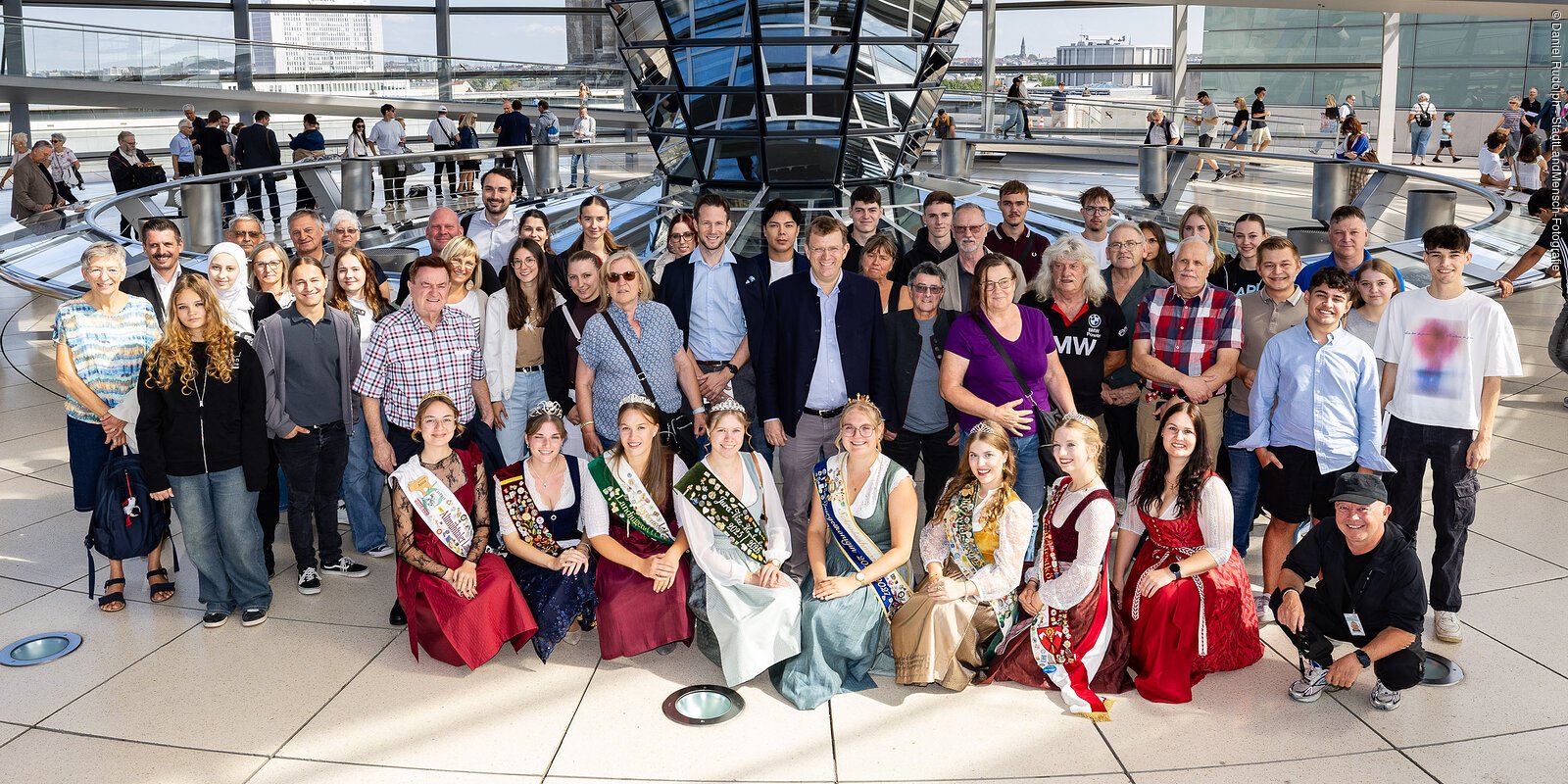 Gruppenfoto der Besuchergruppe eines Abgeordneten im Deutschen Bundestag in Berlin.