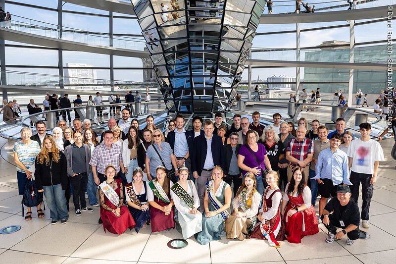 Gruppenfoto der Besuchergruppe eines Abgeordneten im Deutschen Bundestag in Berlin.