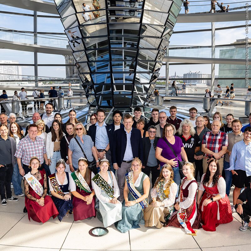 Gruppenfoto der Besuchergruppe eines Abgeordneten im Deutschen Bundestag in Berlin.